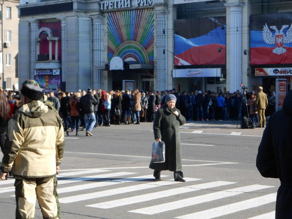 Эффект массовой любви и согнанные бюджетники: в Донецке хоронят террориста Моторолу: опубликованы фото