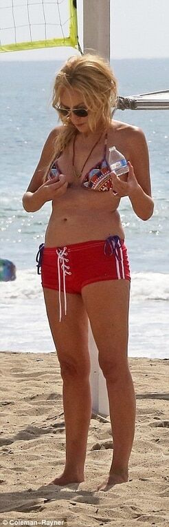 58-летняя Шэрон Стоун в бикини порезвилась на пляже в Малибу