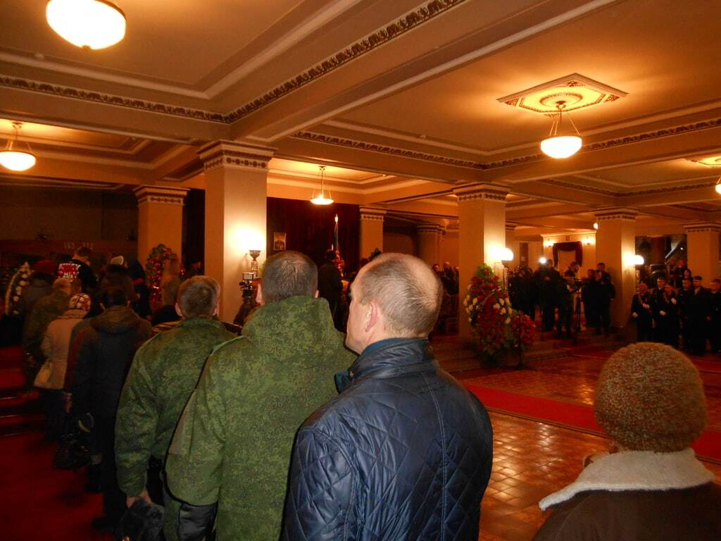 Ефект масової любові і зігнані бюджетники: у Донецьку ховають терориста Моторолу