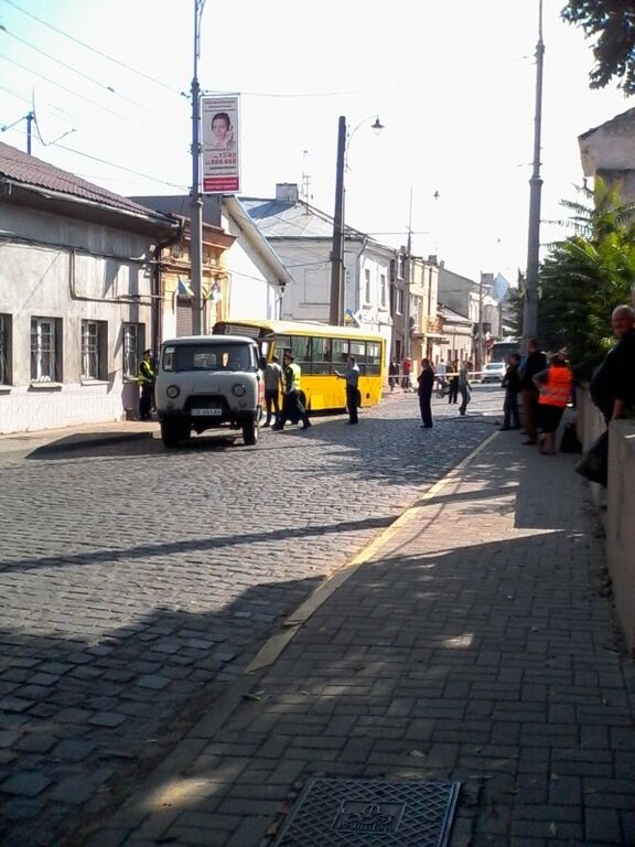 В Черновцах водитель маршрутки насмерть сбил пешехода и врезался в дом. Опубликованы фото