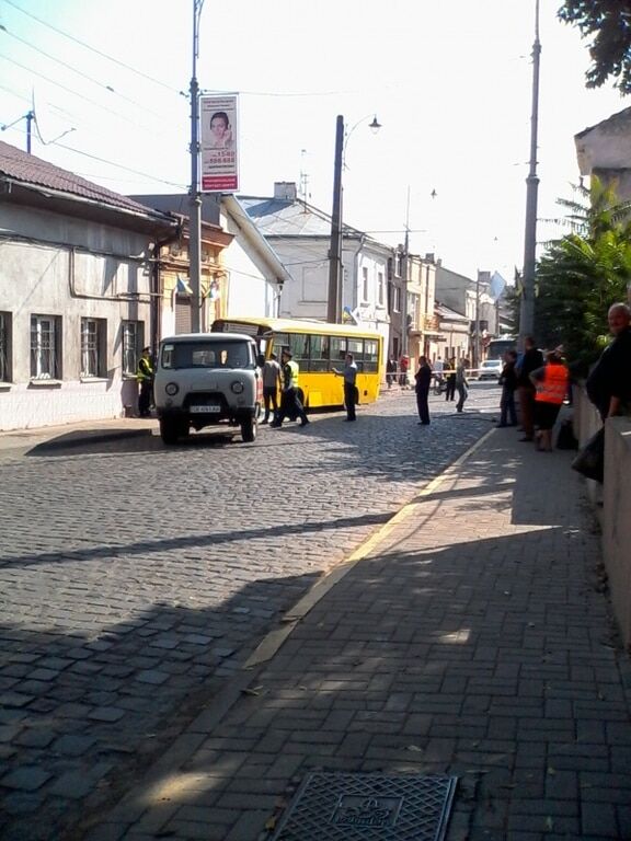 У Чернівцях водій маршрутки на смерть збив пішохода і врізався в будинок