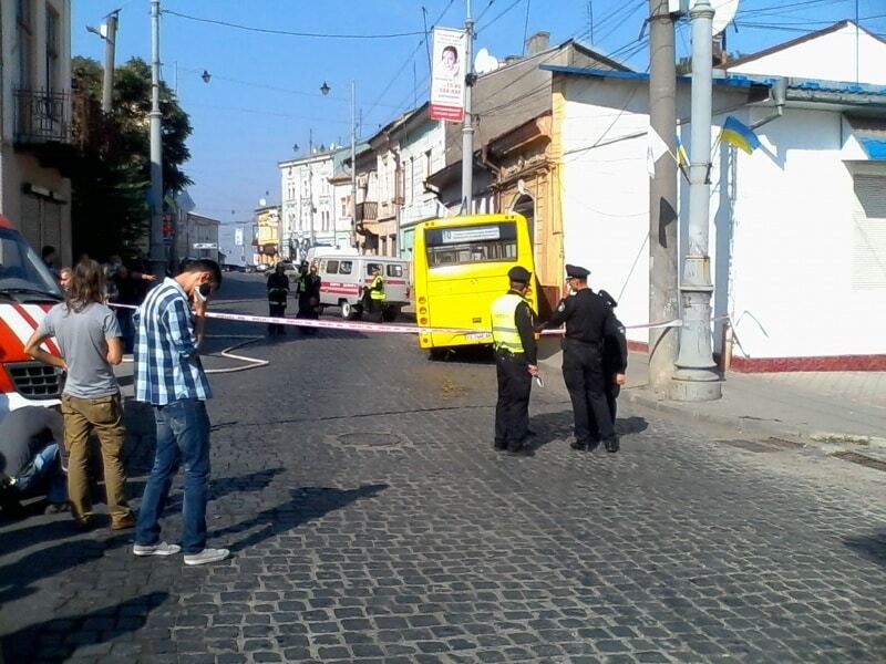 В Черновцах водитель маршрутки насмерть сбил пешехода и врезался в дом. Опубликованы фото