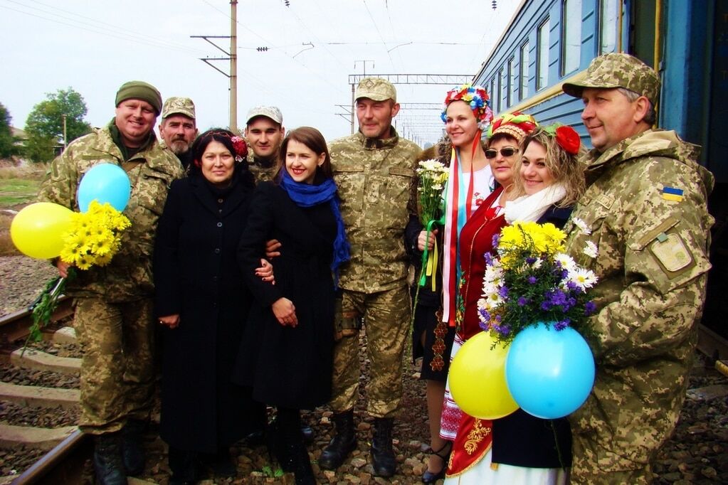 Цветы и национальные костюмы: в Минобороны показали, как на Одесщине встречали бойцов АТО. Фоторепортаж