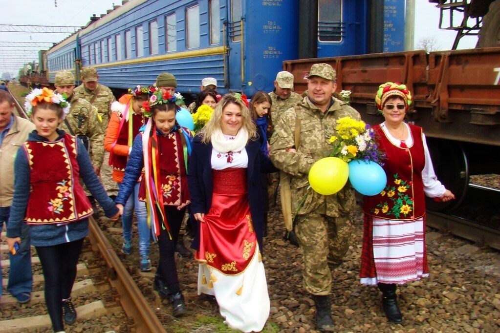 Цветы и национальные костюмы: в Минобороны показали, как на Одесщине встречали бойцов АТО. Фоторепортаж