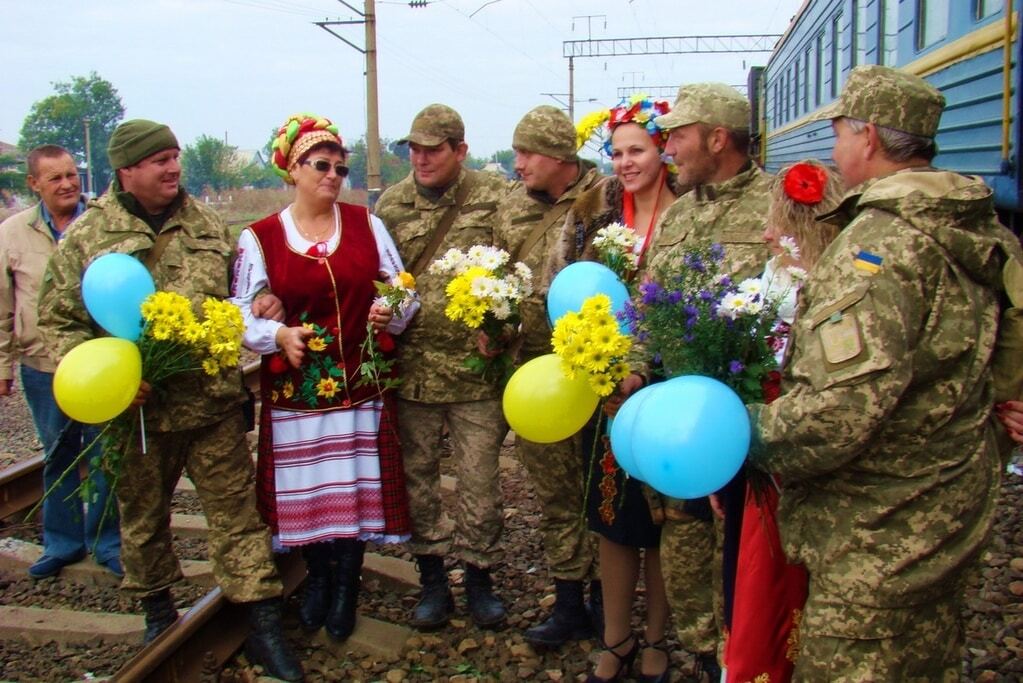 Цветы и национальные костюмы: в Минобороны показали, как на Одесщине встречали бойцов АТО. Фоторепортаж