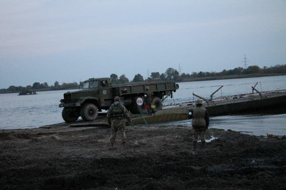 За 2 часа полкилометра: украинские военные удивили мостом через Днепр. Фоторепортаж