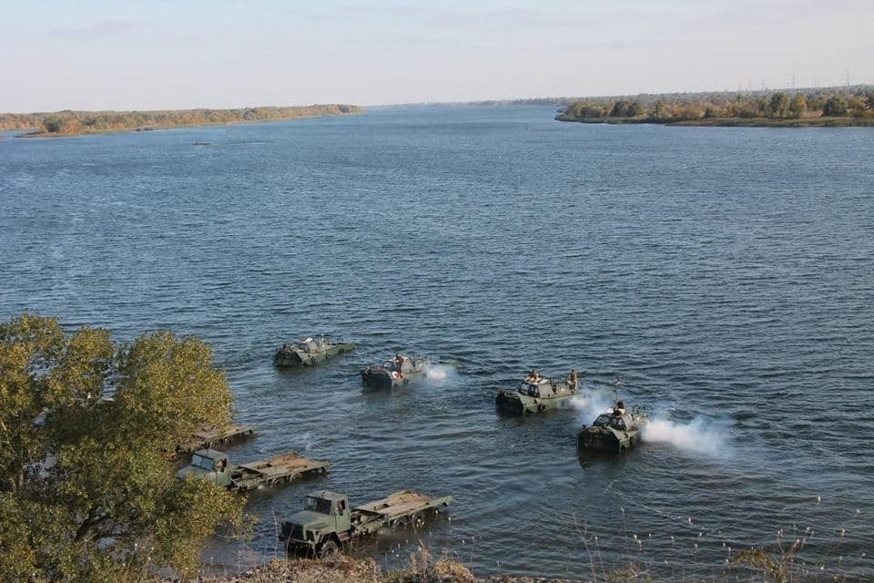 За 2 часа полкилометра: украинские военные удивили мостом через Днепр. Фоторепортаж