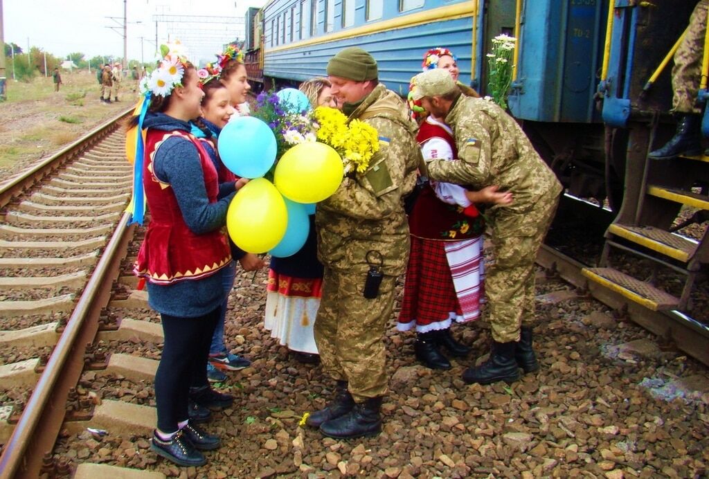 Цветы и национальные костюмы: в Минобороны показали, как на Одесщине встречали бойцов АТО. Фоторепортаж