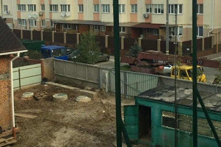 На Київщині жителі новобудови поскаржились на 9-метровий паркан сусіда