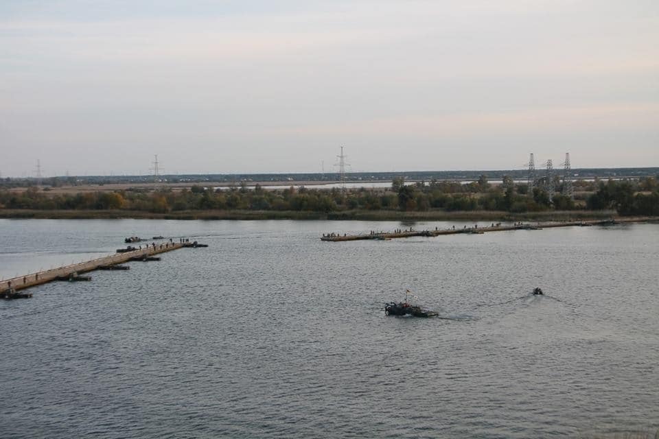 За 2 часа полкилометра: украинские военные удивили мостом через Днепр. Фоторепортаж