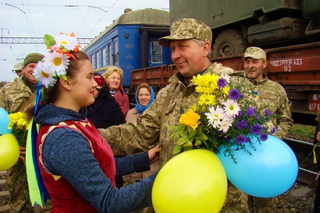 Цветы и национальные костюмы: в Минобороны показали, как на Одесщине встречали бойцов АТО. Фоторепортаж