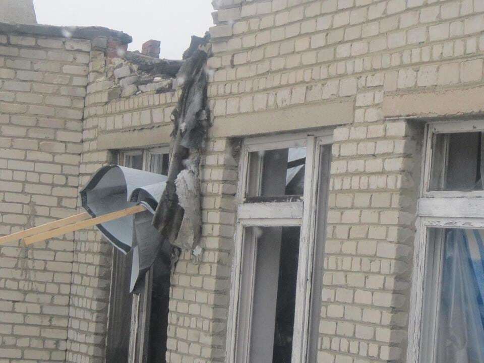 Дірки у стелі та стінах: у Мар'їнці діти пішли у зруйнований артилерією дитсадок