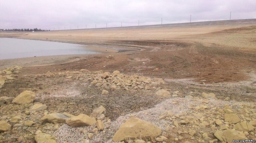 Рекордное обмеление: в Крыму пересохло крупнейшее водохранилище. Фотофакт