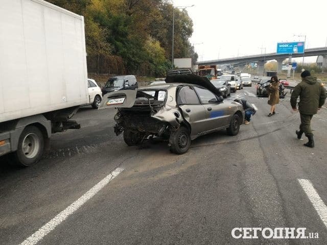 ДТП в Киеве: оба автомобиля превратились в груды железа