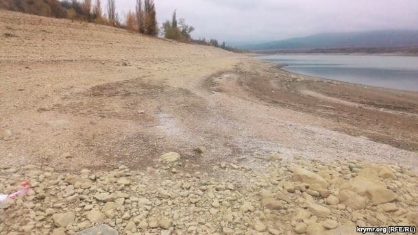 Рекордное обмеление: в Крыму пересохло крупнейшее водохранилище. Фотофакт