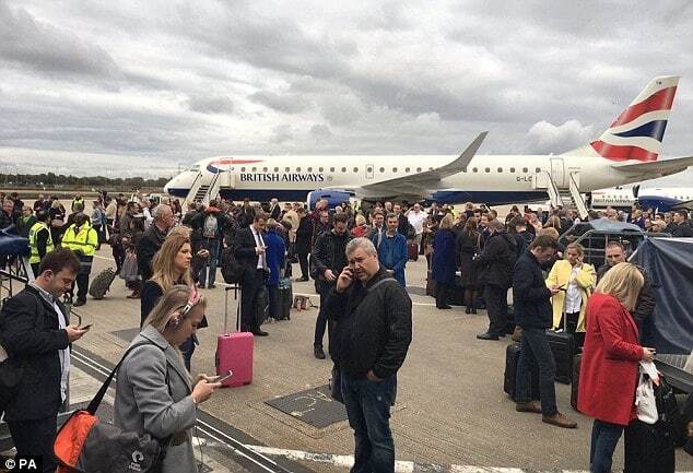 Отравление химическим веществом: в Лондоне эвакуировали аэропорт. Опубликованы фото
