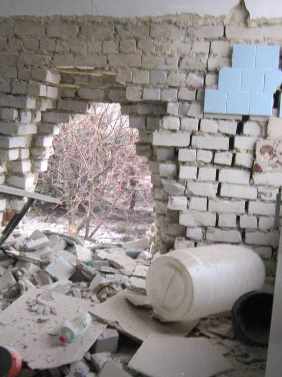 Дірки у стелі та стінах: у Мар'їнці діти пішли у зруйнований артилерією дитсадок