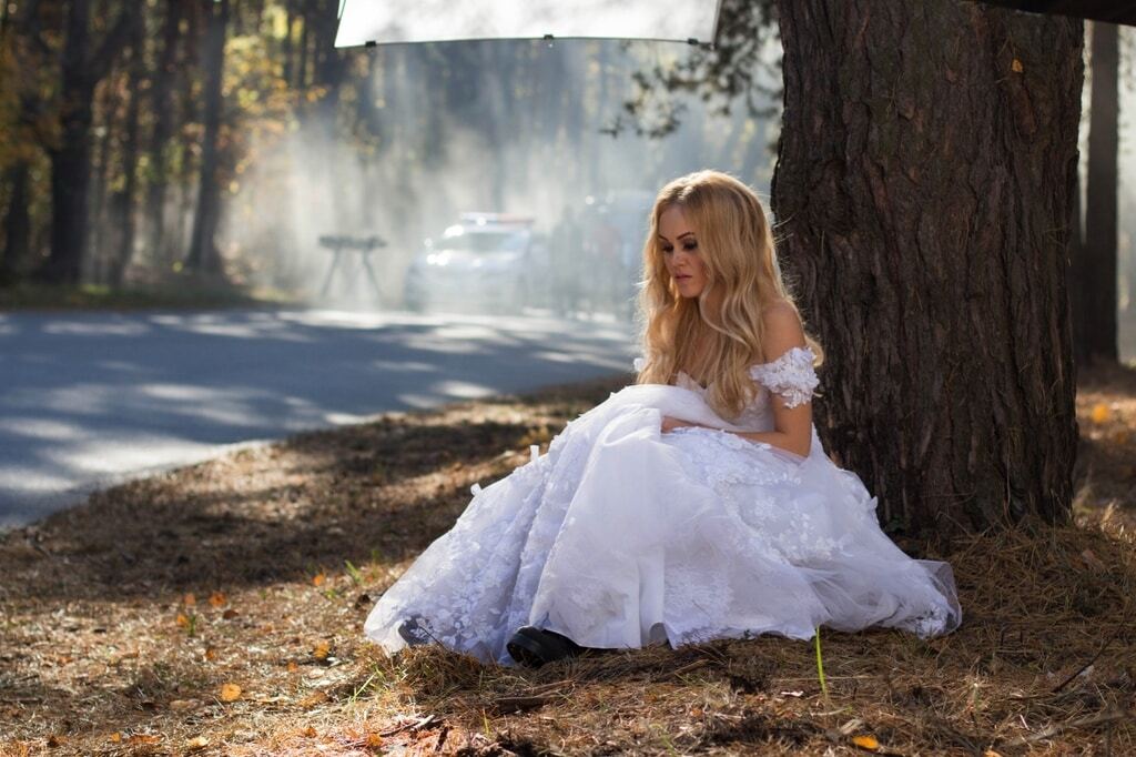 Alyosha пробежалась по улицам Киева в свадебном платье 