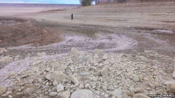 Рекордное обмеление: в Крыму пересохло крупнейшее водохранилище. Фотофакт