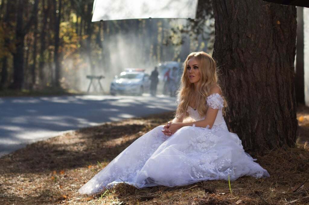 Alyosha пробежалась по улицам Киева в свадебном платье 