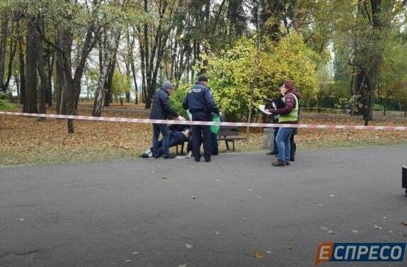 В киевском парке пенсионер совершил самоубийство: опубликованы фото