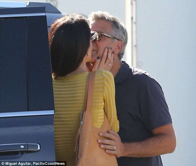 Семейная идиллия: Амаль и Джорджа Клуни застали за поцелуями