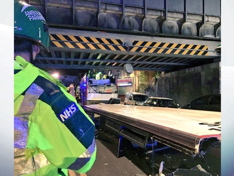 В Лондоне двухэтажный автобус врезался в железнодорожный мост, есть пострадавшие. Опубликованы фото