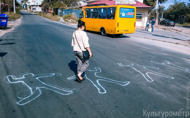 "Смертельный" пешеходный переход в Одессе: вместо стертой зебры нарисовали сбитых пешеходов