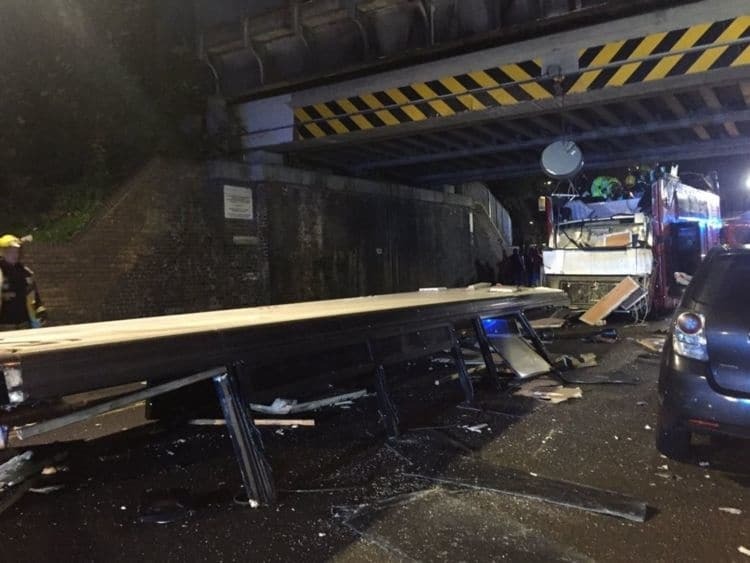 У Лондоні двоповерховий автобус врізався в залізничний міст, є постраждалі
