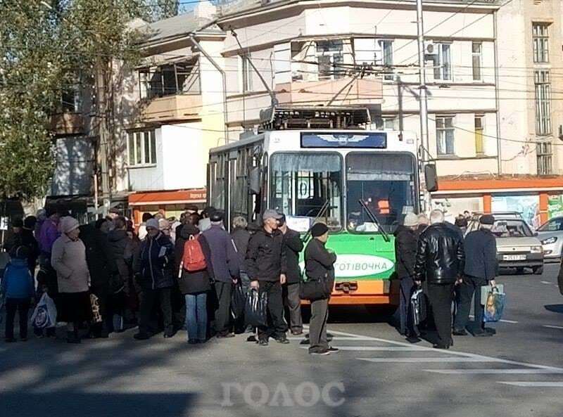 В Запорожье на проспекте из-за троллейбуса образовалась пробка