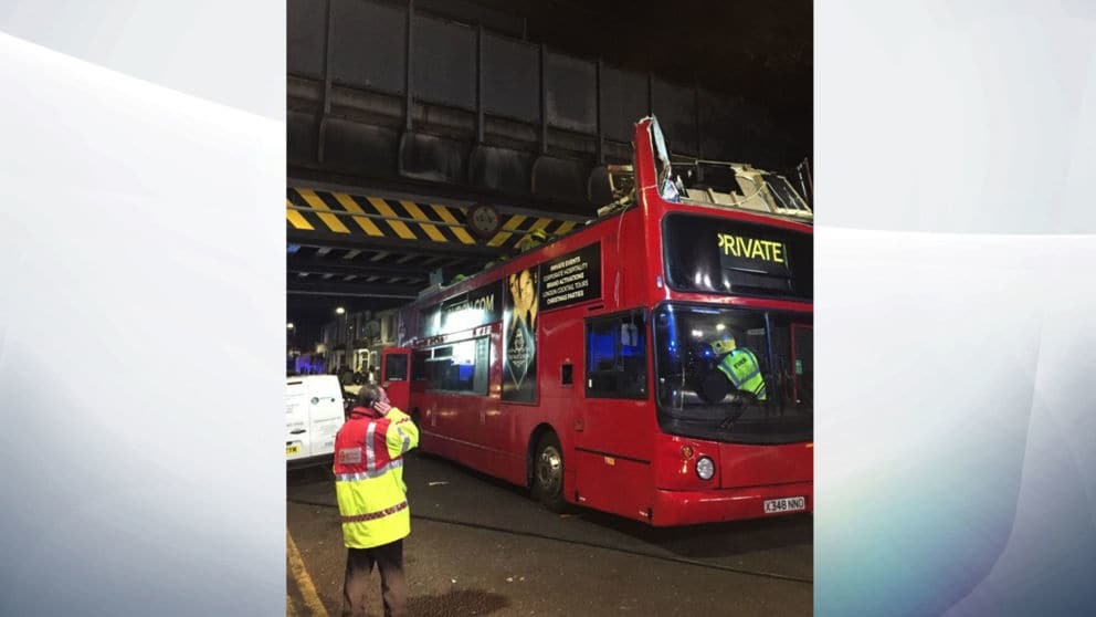 В Лондоне двухэтажный автобус врезался в железнодорожный мост, есть пострадавшие. Опубликованы фото