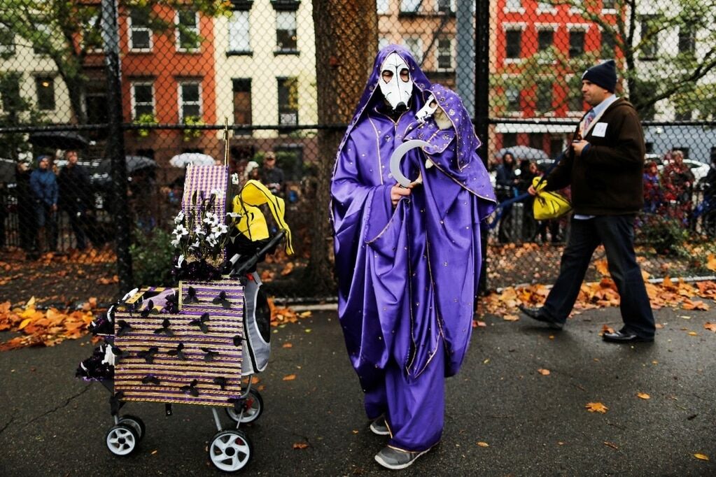 Собачий Хеллоуін: у Нью-Йорку смішно одягнули тварин до свята