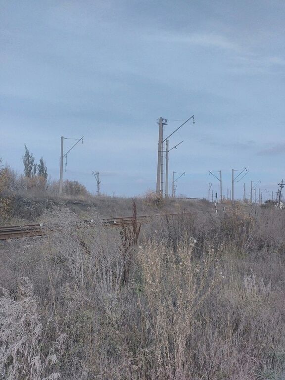 Разрушенная и безжизненная: в сети показали железную дорогу в Дебальцево. Фотофакт