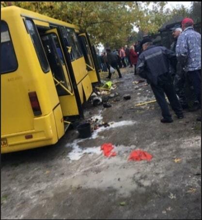 У Львові маршрутка на швидкості влетіла в дерево, 13 постраждалих