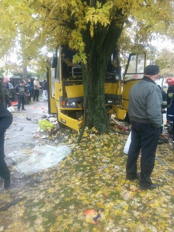 Во Львове маршрутка на скорости влетела в дерево, 13 пострадавших