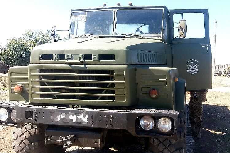 Волонтери передали на Донбас три військові автомобілі