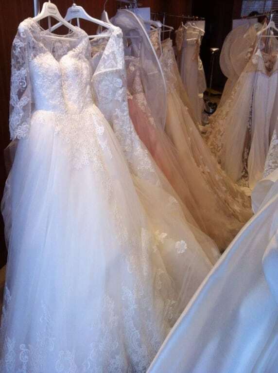 Кілометри фатину, бісер і стиль "бохо": українські дизайнери показали весільні сукні