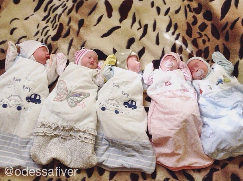 "Странные ощущения": мама одесской пятерни показала, как выглядят малыши