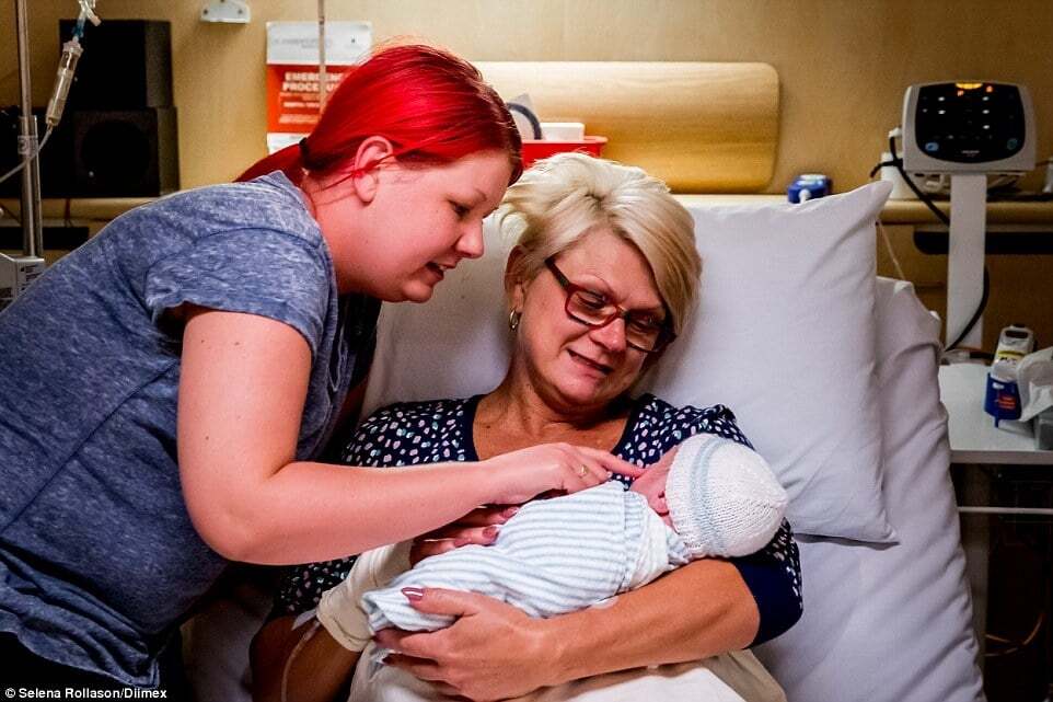 Необычная бабушка: 46-летняя женщина родила ребенка своей дочери