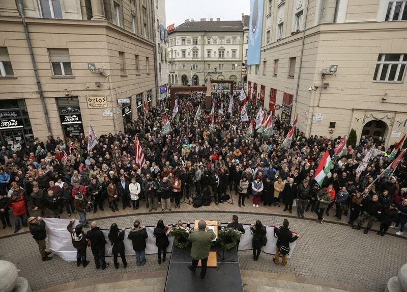 В Будапеште премьера Венгрии и президента Польши публично освистали