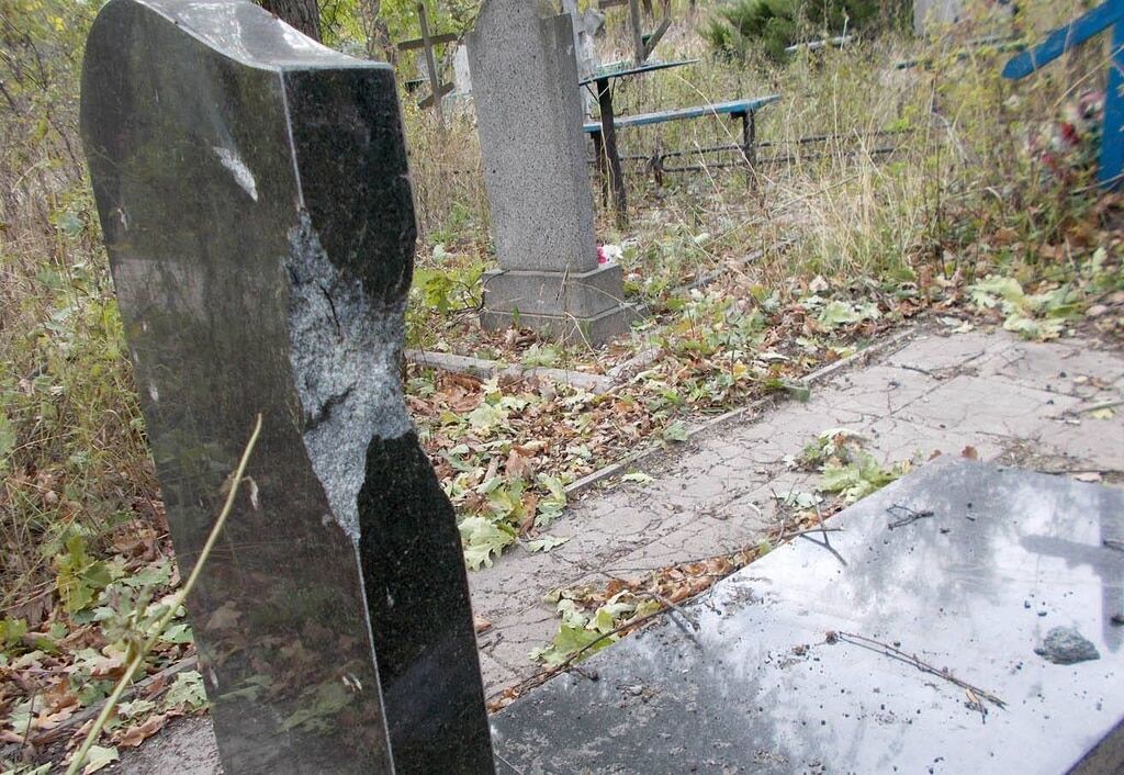 Терористи "ДНР" із мінометів обстріляли кладовище