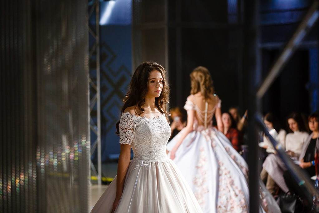 Километры фатина, бисер и стиль "бохо": украинские дизайнеры показали свадебные платья