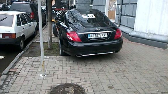 "Газон для вождя": Балашова поймали на автохамстве. Фотофакт