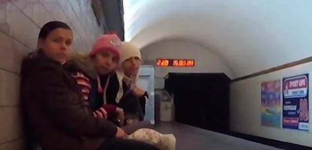 Киевлянка сняла видео о том, как хитрят девочки-попрошайки из метро