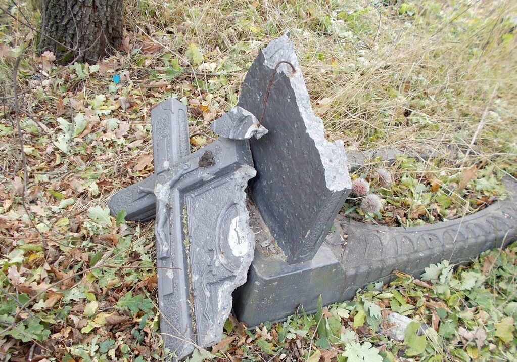Террористы "ДНР" из минометов обстреляли кладбище: опубликованы фото