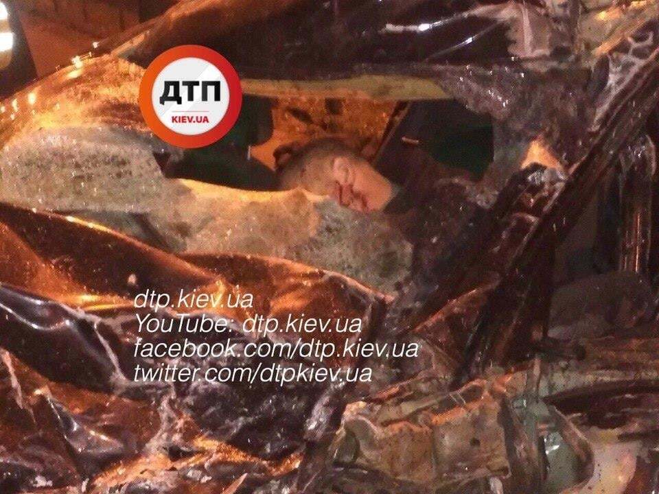 Под Киевом лоб в лоб столкнулись легковушка и автобус: трое погибших