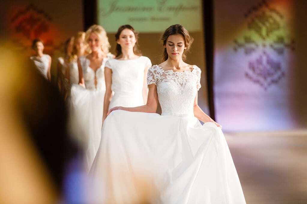 Километры фатина, бисер и стиль "бохо": украинские дизайнеры показали свадебные платья