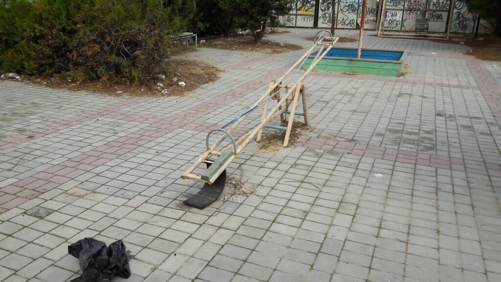 Ржавые качели и горы мусора: в сети показали жуткую детскую площадку в Крыму. Фотофакт