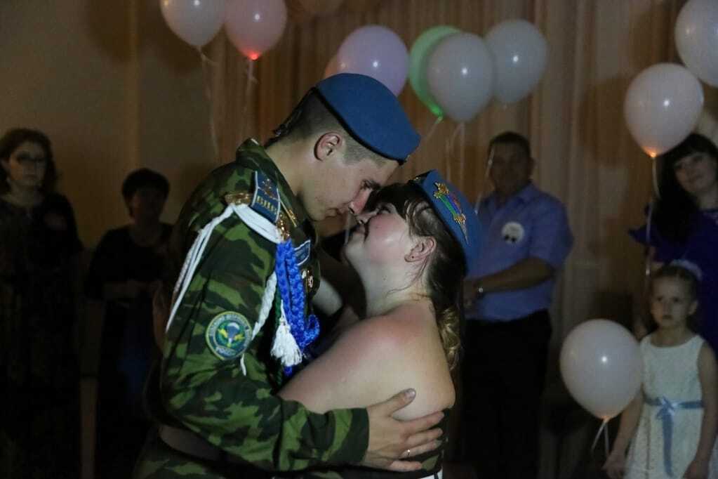 Сумасшествие в голубых беретах: в России сыграли свадьбу в стиле ВДВ. Опубликованы фото