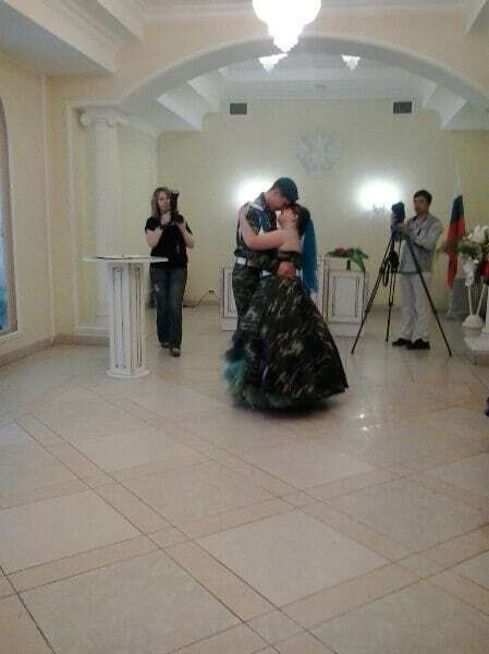 Сумасшествие в голубых беретах: в России сыграли свадьбу в стиле ВДВ. Опубликованы фото